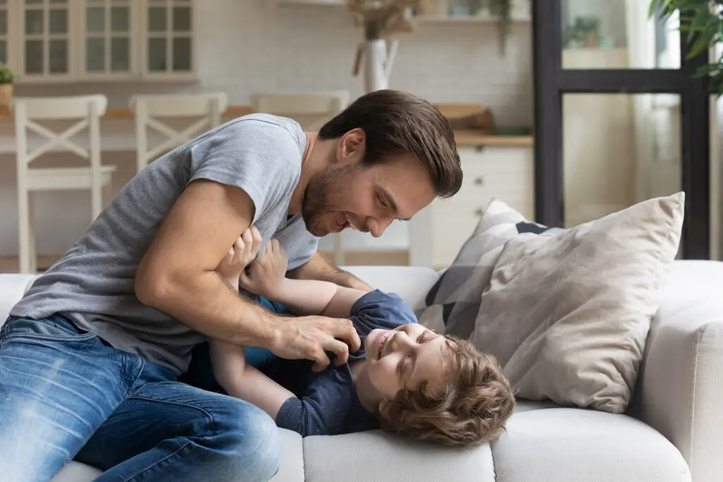 Haus-Familie-Wohnen-Serie-3-12 Vater kitzelt Sohn