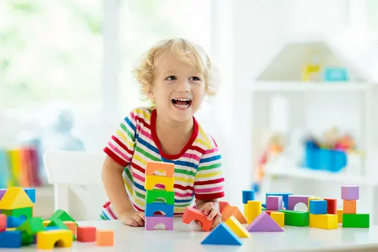 kind-spielt-im-kinderzimmer