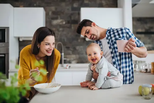 Haus-Familie-Wohnen-Serie-9-5 Junge Familie mit Baby