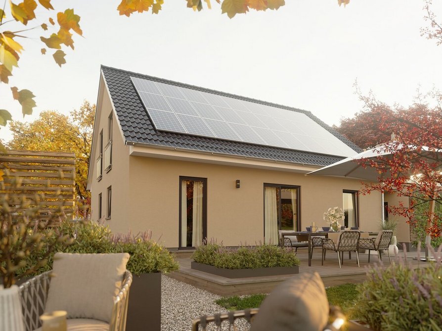 Der Blick in den Garten des Mitwachshauses Flair 148 mit großer Terrasse, bodentiefen Fenstern, Satteldach, optionaler Photovoltaikanlage und farbiger Fassade verspricht zeitgemäßen Wohnkomfort.