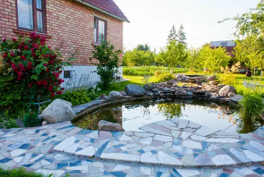 garten-vor-haus-teich-gartenteich-wasser-03